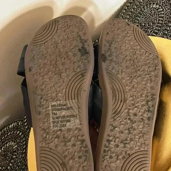 WOMENS CLIFFS FLAT BLACK SANDALS EUC SIZE 7 - Picture 7 of 11